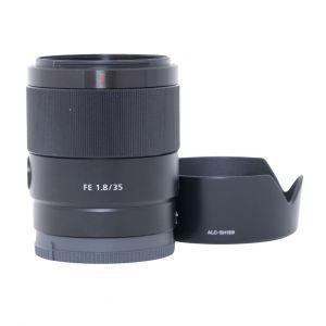 Sony FE 35mm/1,8 (feiner Kratzer auf Frontlinse, kein Einfluss auf Bildqualität), Sonnenblende