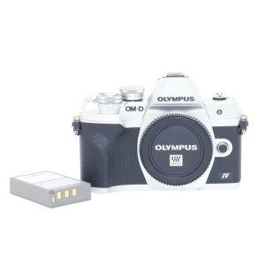Olympus OM-D E-M 10 IV Gehäuse, silber (2384 Auslösungen), 2. Akku