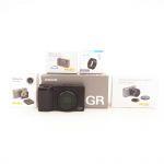Ricoh GR IV Digitalkamera, (6 Auslösungen), (aufgeklebter UV Filter), OVP, 2. Akku, Patona Doppelladegerät, + Nisi Wide Conversion Lens Kit, Nisi Jetmag Pro Filter Adapter, Nisi Ring Cap Kit, JJC Lens Adapter, magnetischer Objektivdeckel, inkl. 20% MwSt.