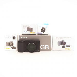 Ricoh GR IV Digitalkamera, (6 Auslösungen), (aufgeklebter UV Filter), OVP, 2. Akku, Patona Doppelladegerät, + Nisi Wide Conversion Lens Kit, Nisi Jetmag Pro Filter Adapter, Nisi Ring Cap Kit, JJC Lens Adapter, magnetischer Objektivdeckel, inkl. 20% MwSt.